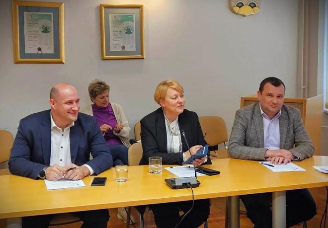 Zamjenici Vladimir Bilek i Vanda Cegledi i gradonačelnik Damir Lneniček/Foto: Nikica Puhalo/MojPortal.hr