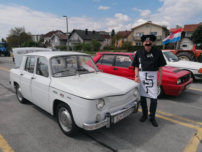 Zvonimir Šavorić u šaljivom kostimu uz svoj Renault 8/Foto: Janja Čaisa