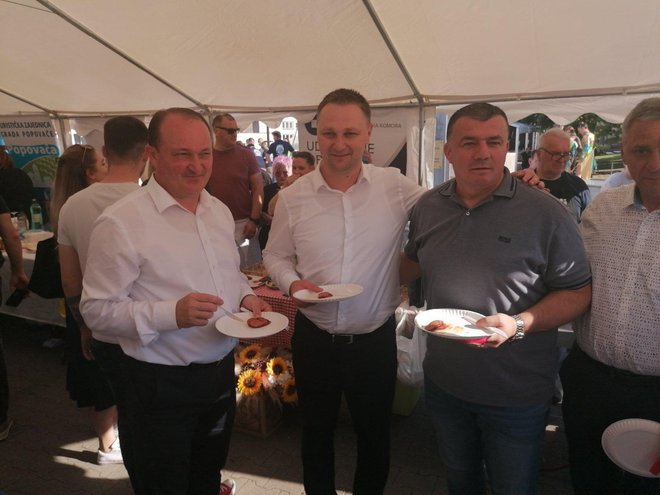 Župan i gradonačelnik kušaju jela i druže se s obrtnicima/Foto: Janja Čaisa