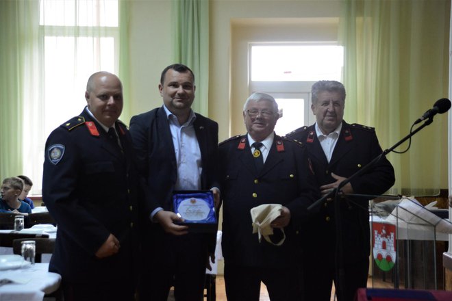 Gradonačelnik Damir Lneniček s vatrogascima/Foto: Teo Petr
