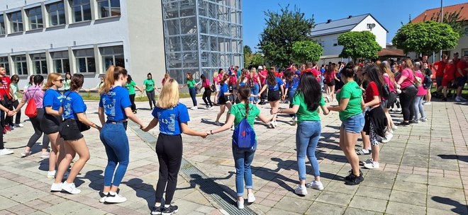 Ispred srednjoškolskog centar zaplesalo se kolo/ Foto: Deni Marčinković
