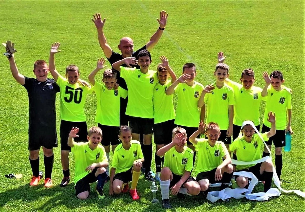 Fotografija: Trener Dalibor Res sa svojim igračima/Foto: HNK Daruvar