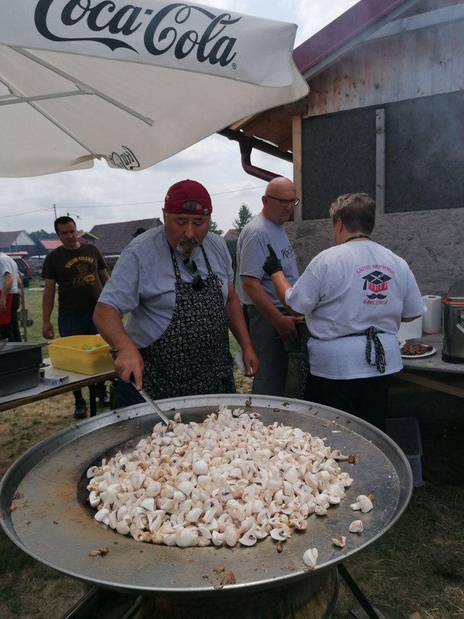 Predsjednik OTK Kurbla pomaže u spravljanju jela za natjecatelje/Foto: Janja Čaisa