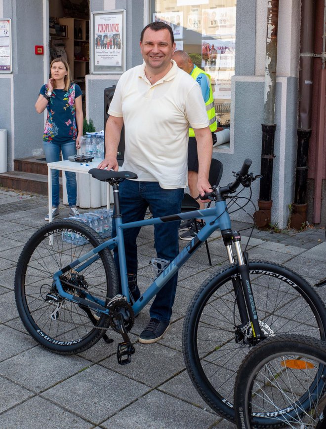 Gradonačelnik Damir Lneniček pozdravio je bicikliste prije Vino toura/Foto: Predrag Uskoković/Grad Daruvar