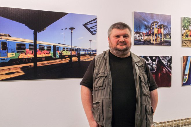 Štefan Brajković ispred izložbe svojih fotografija Bjelovara iz 2016. godine/Foto: Privatni album