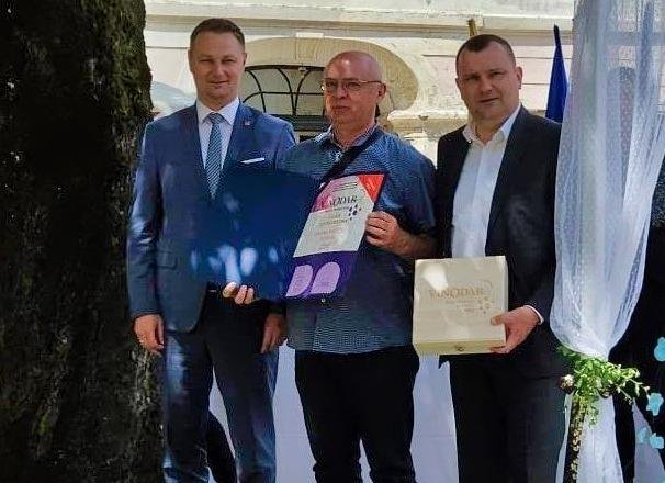 Marijan Matočec iz Đurđevca (Vinarija Matočec) dobio je nagradu za najbolje ocijenjeno vino i to Chardonnay iz 2022./Foto: Nikica Puhalo/MojPortal.hr