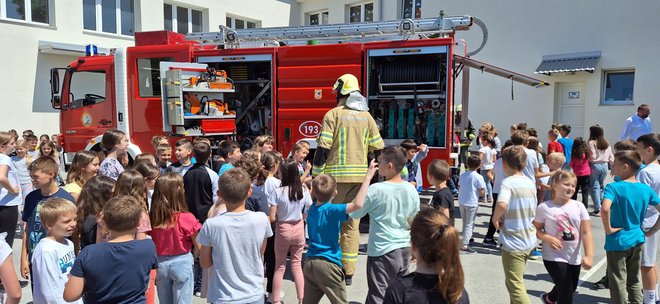Učenici su sa zadovoljstvom razgledali vatrogasno vozilo/ Foto: Deni Marčinković