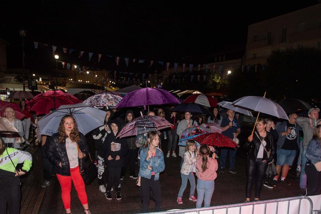 Publika je Begine gledala pod kišobranima i uživala/Foto: Predrag Uskoković/Grad Daruvar