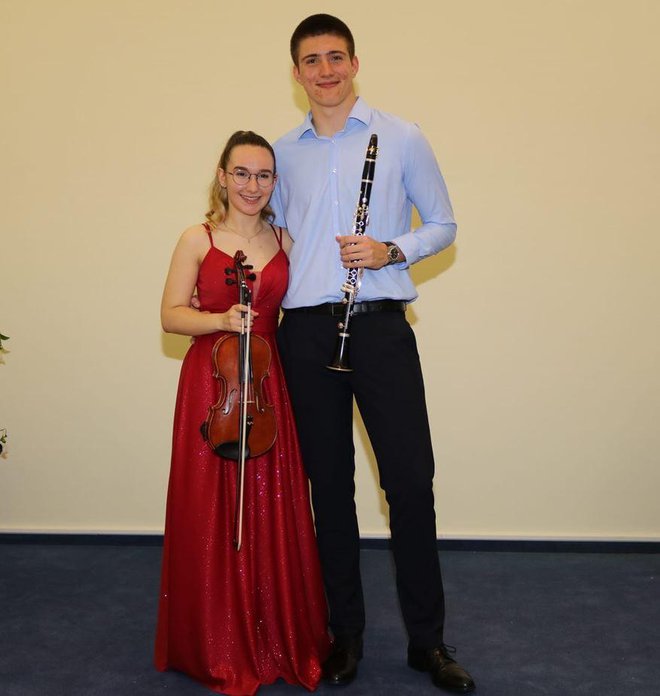 Lorena Radičević koja svira violinu i Roko ove su godine svirali puno duo produkcija, a zajedno su imali i završni maturalni koncert/Foto: Privatni album