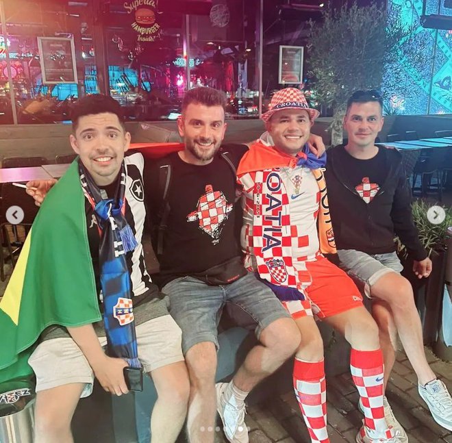 Rafael Beserra ogrnut s brazilskom zastavom u društvu hrvatskih navijača//Foto: Instagram