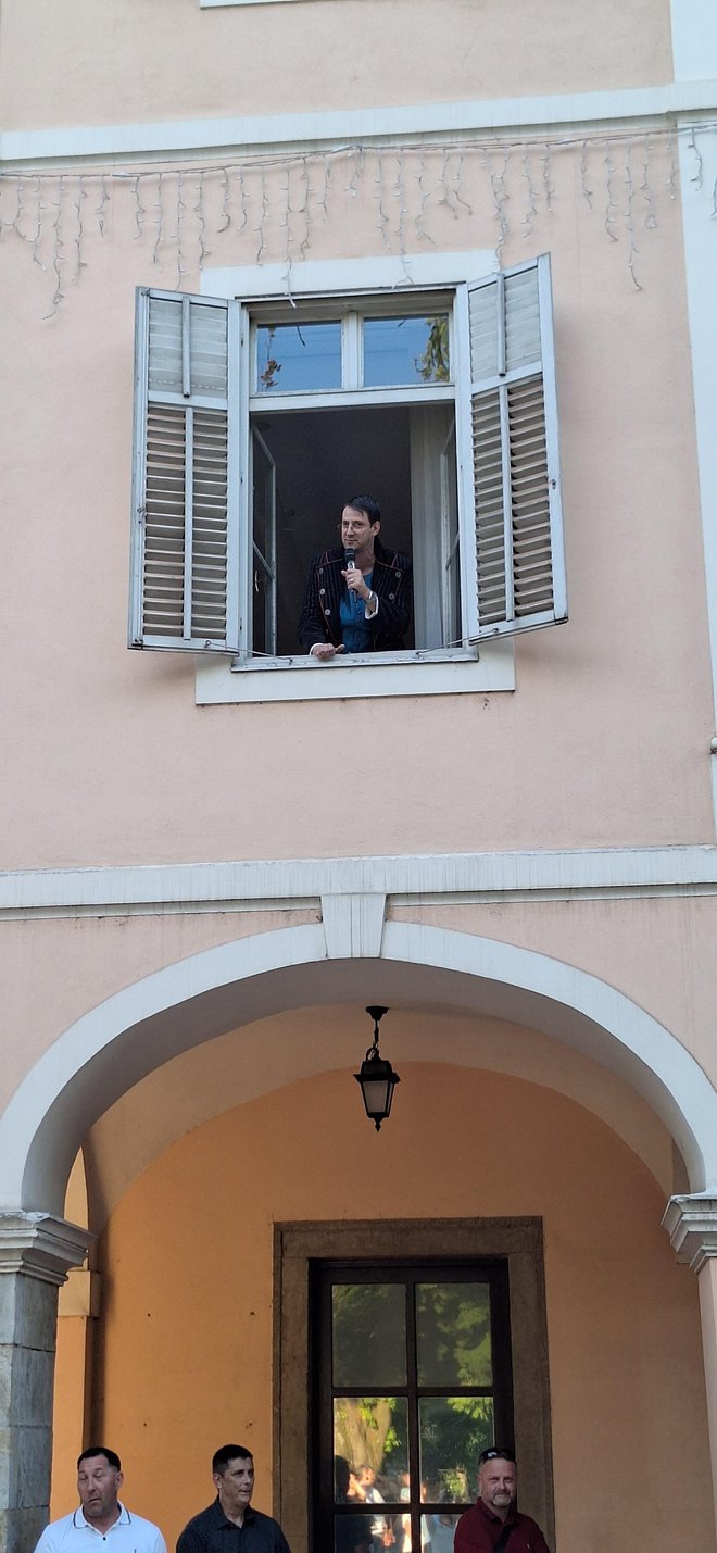 Krešo odgovara s balkona/ Foto: Deni Marčinković