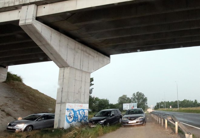 Mnogi Varaždinci su sakrili svoje automobile ispod nadvožnjaka i drveća od tuče koja ipak nije zahvatila grad/Foto: Željko Hajdinjak/CROPIX