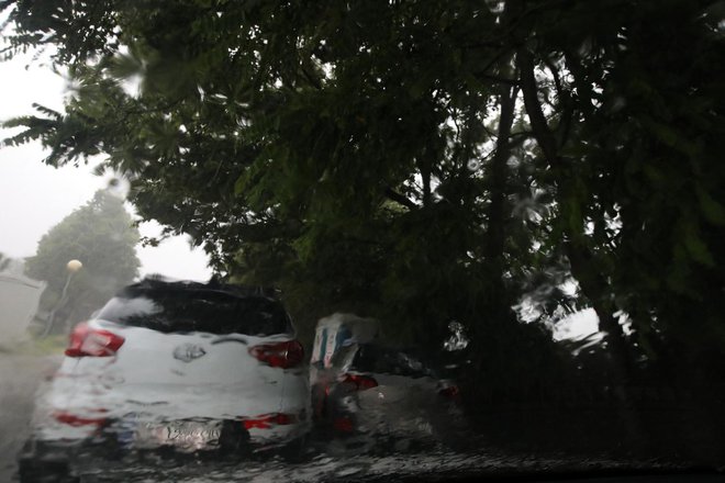 Mnogi Varaždinci su sakrili svoje automobile ispod nadvožnjaka i drveća od tuče koja ipak nije zahvatila grad/Foto: Željko Hajdinjak/CROPIX