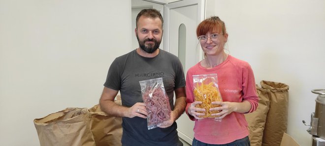 Iako se narade, Karla i Sven zadovoljni su proizvodnjom batata, kao i najnovijim postignućem - tjesteninom s batatom/Foto: Martina Čapo