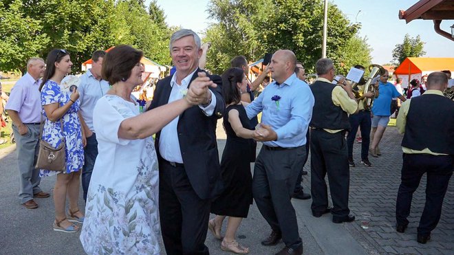 Češki veleposlanik Milan Hovorka i Vladimir Bilek su zaplesali u Kaptolu/Foto: Saša Selihar Crane Works
