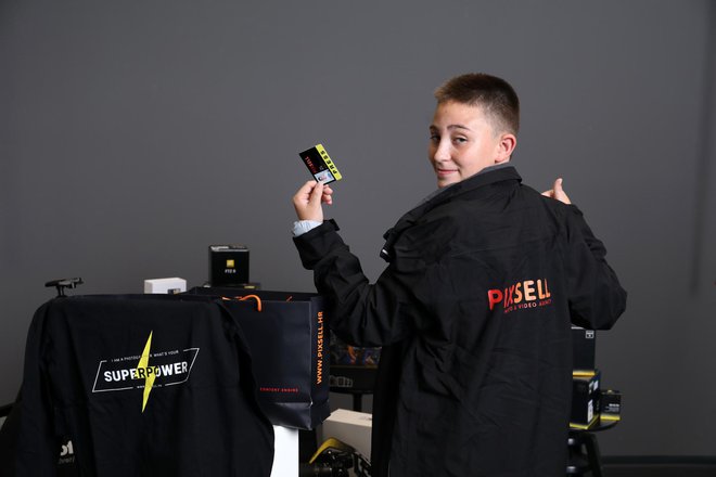 Teo s Pixsellovom vjetrovkom, majicom i iskaznicom/Foto: Emica Elveđi/PIXSELL