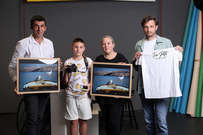 Teo je predstavnicima Nikona i Pixsella darovao majice i svoje fotografije/Foto: Emica Elveđi/PIXSELL