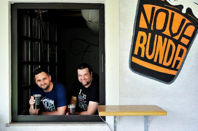 Vlasnici craft pivovare Nova runda Marko Filipin i Miroslav Šuvak fotografirani 2015. godine u kafiću Iks/Foto: Boris Kovačev/CROPIX