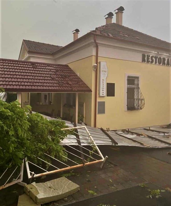 Krov sa zgrade u Lipiku odletio je do restorana Nada/Foto: Zuluf