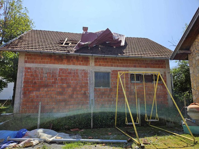 Limeni krov u Dobrovcu završio je na krovu susjedove kuće, a ddrugi dio krova odletio je još dalje/Foto: Nikica Puhalo/MojPortal.hr