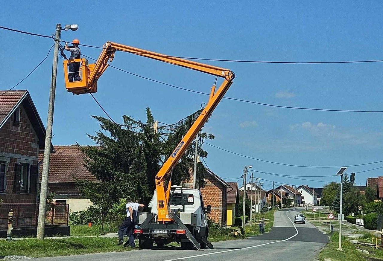 Fotografija: Raddnici HEP-a neumorno su radili kako bi svim kućanstvima vratili električnu energiju/Foto: Nikica Puhalo/MojPortal.hr