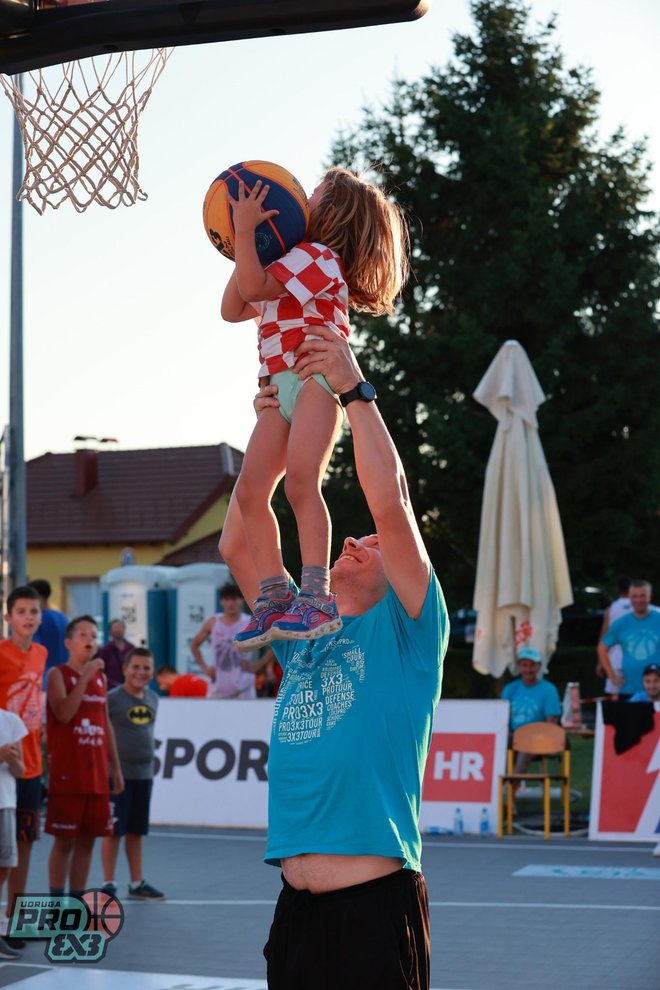 Uz pomoć organizatora u nagradim igrama su sudjelovali ui oni naj naj mlađi/Foto: Davor Javorović, PIXELL Photo & Video Agency/Energy basket d.o.o.