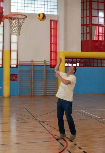 Gradonačelnik je isprobao novi parket tako što se okušao u košarci/Foto: Predrag Uskoković/Grad Daruvar