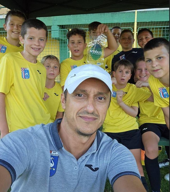Trener Grga Kašljević s osvajačima Grofovog kupa u Suhopolju/Foto: HNK Daruvar