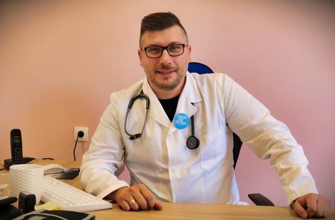 dr. Ivan Beluškov na radnom mjestu u ambulanti medicine rada i sporta u Pakracu/Foto: Grad Pakrac