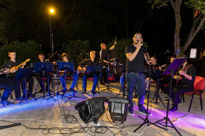 Tamburaški orkestar raspjevao je i rasplesao posjetitelje gastro manifestacije/Foto: Franko Bačić, za Turističku zajednicu Općine Blato