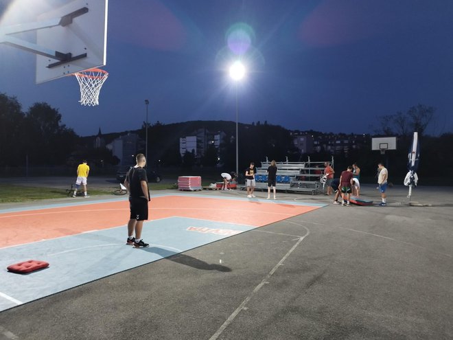 Mladi su se uključili i pomogli u slaganje terena/Foto: Sportska zajednica Grada Pakraca