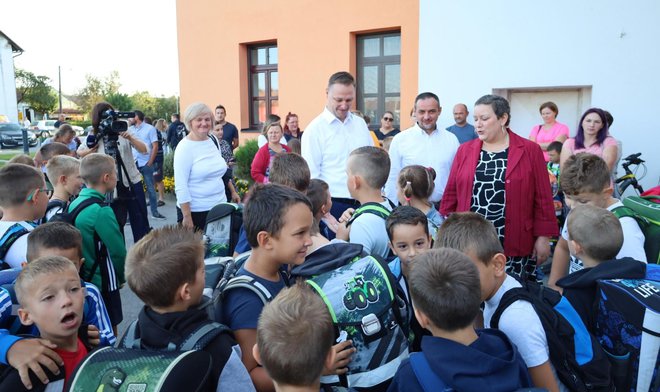 Uz župana, školarce su obišli i pročelnica Prugovečki Klepac, načelnik Pavlečić te ravnateljica Balen/ Foto: BBŽ