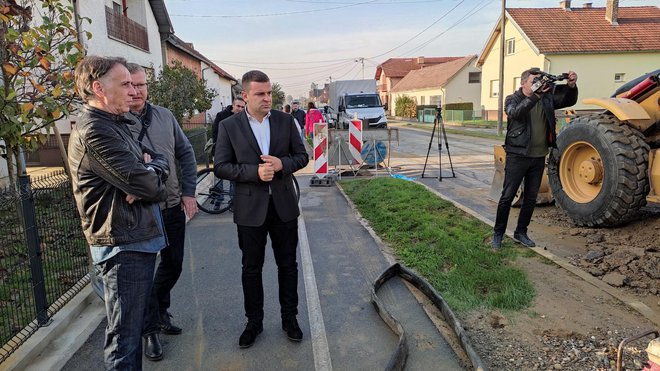 Dario Hrebak prilikom obilaska puknute cijevi u Hebrangovoj, koju će također obuhvatiti ova rekonstrukcija/ Foto: Deni Marčinković