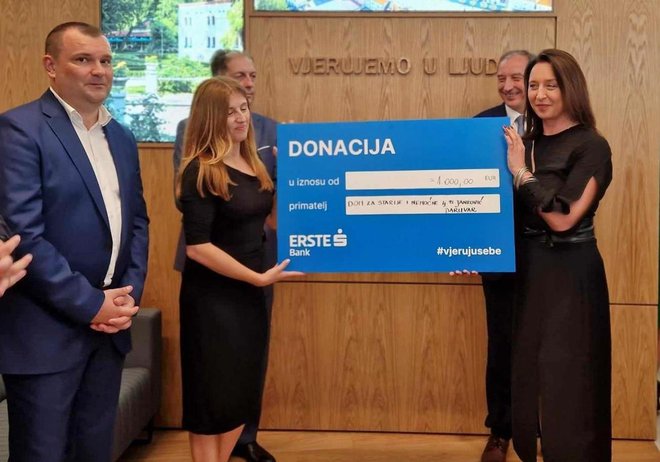 Marina Vulinović prima donaciju Erste banke/Foto: Dijana Puhalo/MojPortal.hr