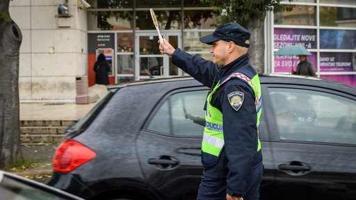 Mladića (20) policija uhvatila kako ponovno vozi bez vozačke: "Dobio je 15 dana zatvora"
