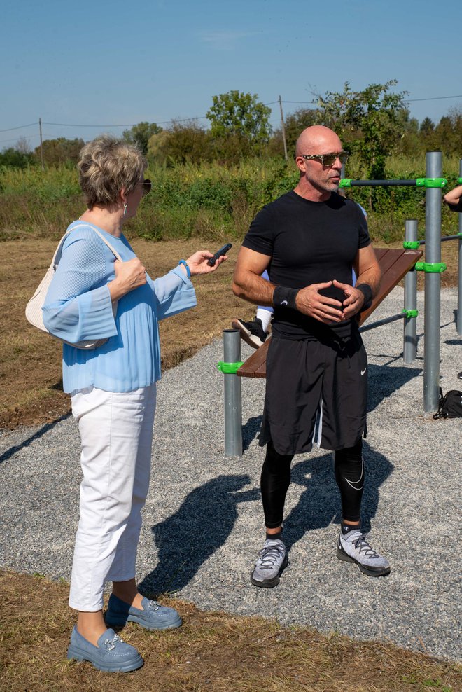 Drago Ambroš je sa studentima kineziologije prezentirao vježbe na novouređenom parku za vježbanje/Foto: Grad Daruvar/Predrag Uskoković