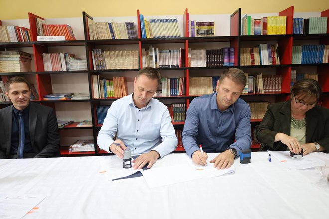 Župan je potpisao ugovor s predstavnicima zajednice ponuditelja/ Foto: BBŽ