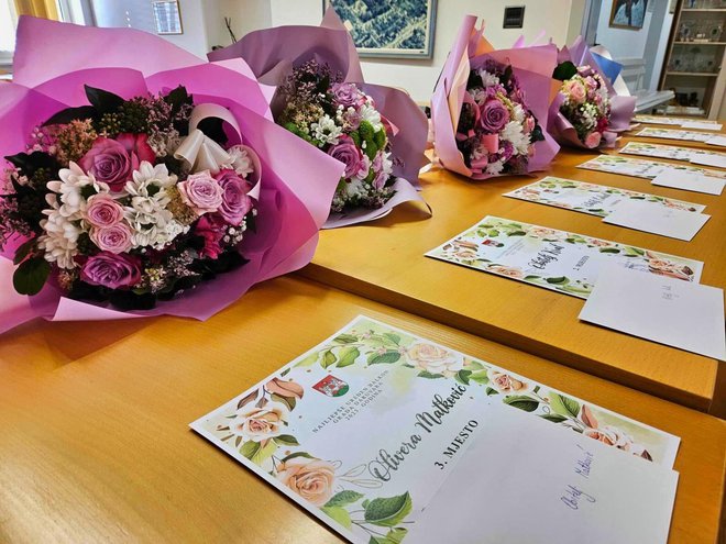 Svi nagrađeni su dobili buket cvijeća, priznanje i poklon bon/Foto: Nikica Puhalo/MojPortal.hr