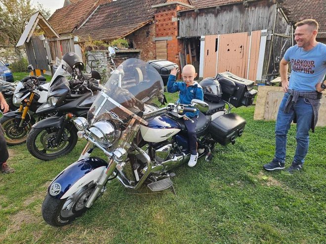 Članovi Motokluba Daruvar i Motokluba Iohannites posjetili su Nou koji se oduševio s njihovim motorima/Foto: MK Ioahannites