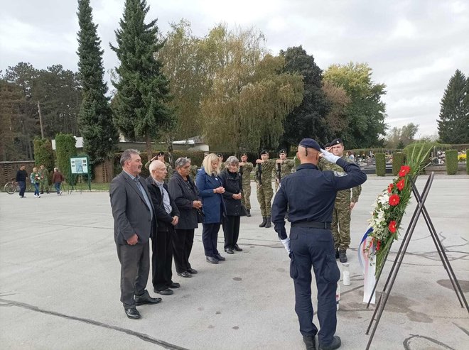 Članovi obitelji poginulih branitelja odaju počast na groblju Borik/ Foto: BBŽ
