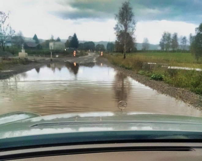 Ovako nakon kiše izgleda cesta kod skretanja za jezero Raminac/Foto: Čitatelj