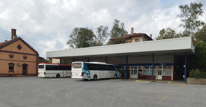 Zašto zamjenski autobusi ne staju na Autobusnom kolodvoru u Pakracu, nismo uspjeli doznati ni od HŽ Putničkog prometa ni od Čazmatransa/Foto: Mario Barać