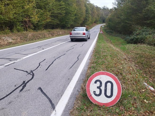 Mjesta oštećenja obilježena su dodatnim prometnim znakovima, a puknuća su obojana narančstom bojom/Foto: Mario Barać/MojPortal.hr