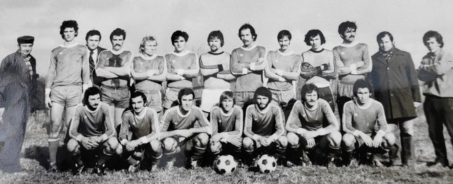 Sjećanje na nogometne dane. dr. Višić je u donjem redu, treći s lijeve strane/Foto: Privatni album