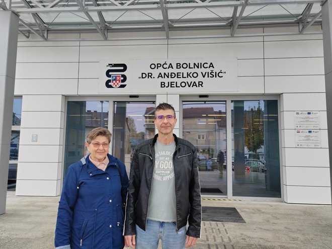 Dubravka i Marin ispred glavnog ulaza u bjelovarsku bolnicu/Foto: Martina Čapo
