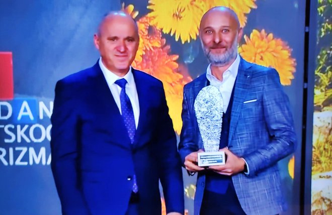 Ratku Vukoviću, ravnatelju Daruvarskih toplica, nagradu je uručio Branko Bačić/Foto: Screenshot HRT