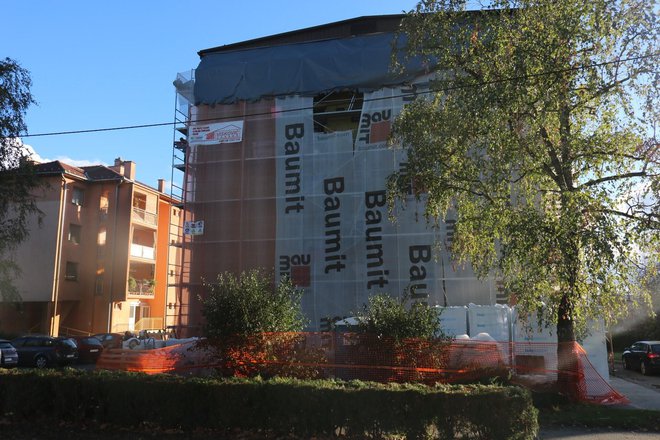 Obnova zgrade u Ulici Matice hrvatske ide nešto sporijim tempom/Foto: Pakrački list
