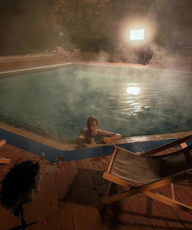 Krešimir Mikić tijekom snimanja noćne scene u termalnom bazenu Daruvarskih toplica/Foto: Petnaesta umjetnost