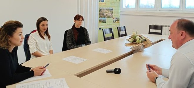 Potpis ugovora dvije mlade poduzetnice i gradonačelnika/Foto: KruGarešnica