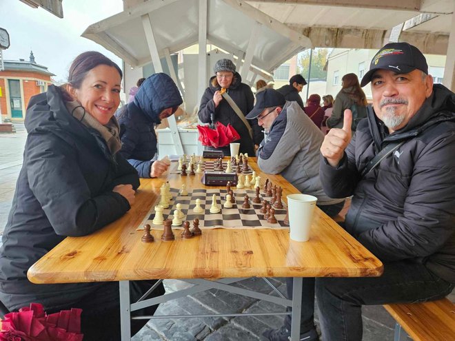 Članovi daruvarske HVIDR-e donijeli su dva šaha, a zamjenica župana za češku nacionalnu manjinu odigrala je jednu partiju s veteranom Sašom Premecom/Foto: Nikica Puhalo/MojPortal.hr